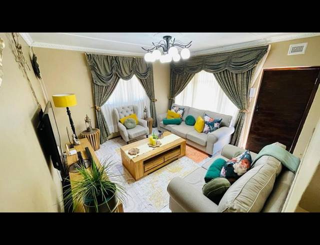5 BEDROOM HOUSE FOR SALE IN UMLAZI